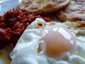 Tortos con picadillo y huevo